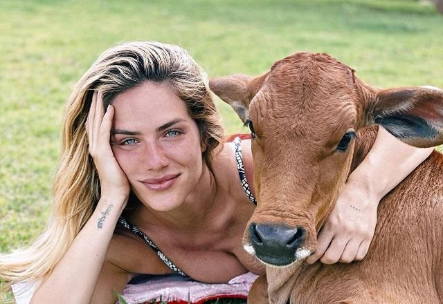 Giovanna Ewbank abraçada com uma bezerra