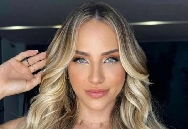Gabi Martins tira selfie próxima do rosto segurando o cabelo