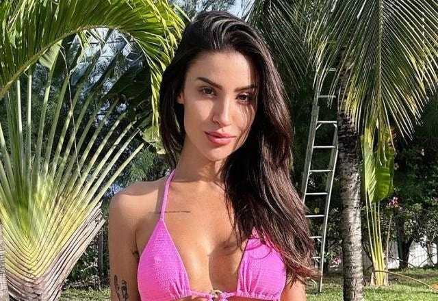 Bianca Andrade posa de biquíni rosa em jardim