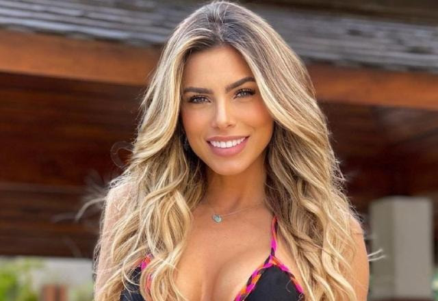 Erika Schneider posa de biquíni e sorrindo