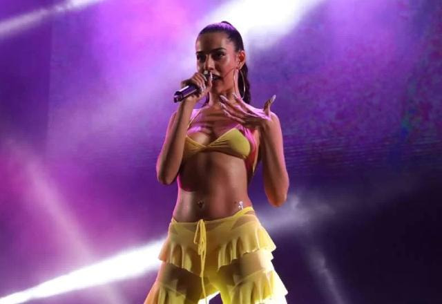 Marina Sena usando roupa amarela em show