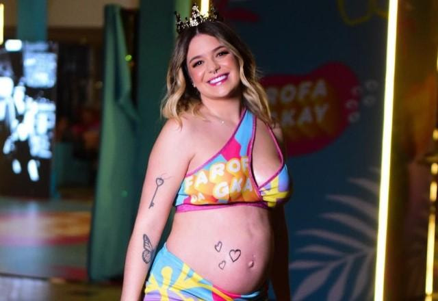 Viih Tube posa sorrindo com a barriga de fora na Farofa da Gkay