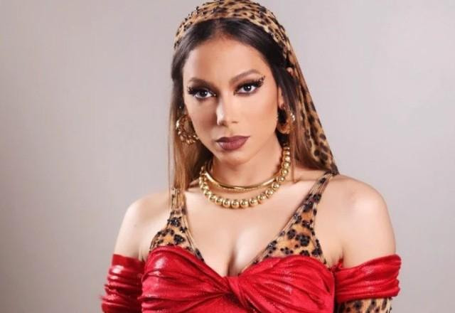 Anitta posa para foto fantasiada de Tieta.