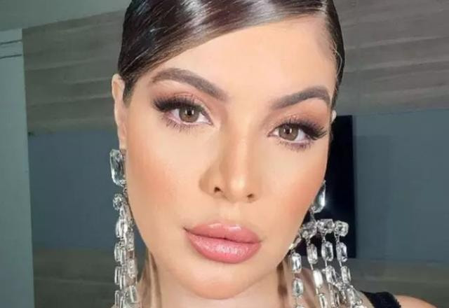 A influenciadora Gkay faz carão em selfie