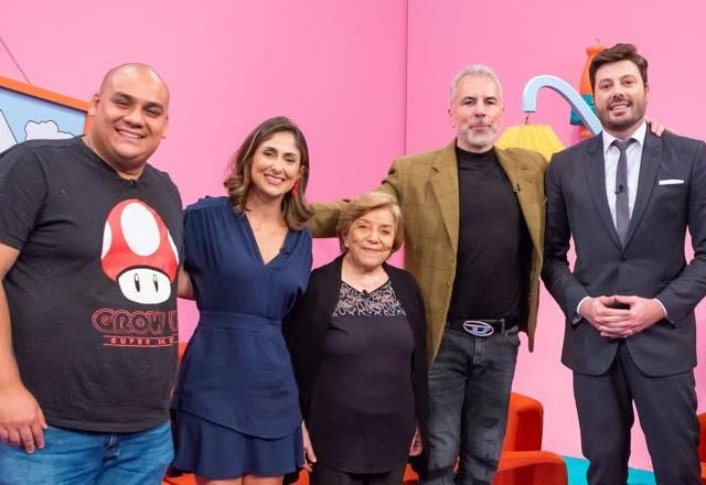 Carlos Alberto, Flavia Saddy, Rodrigo Antas, Selma Lopes e Danilo Gentili posam juntos para foto.