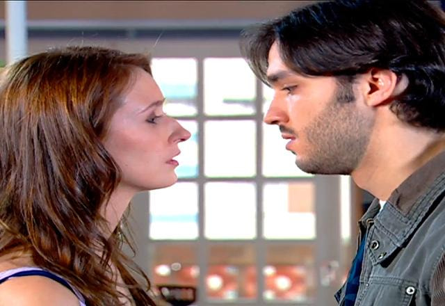 adam e zora quase se beijando