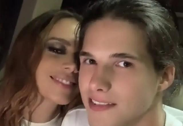 Anitta e Gabriel Tavares posam juntos dentro de ônibus