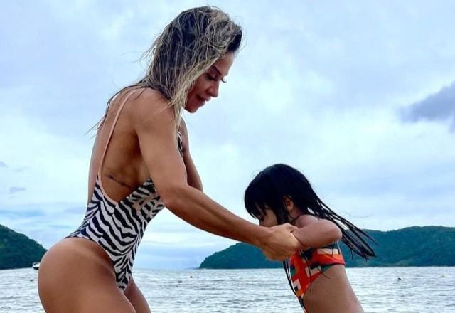 Maíra Cardi na praia com a filha, Sophia