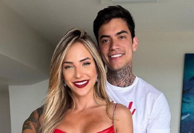 Gabi Martins e Lincoln Lau posam juntos sorrrindo