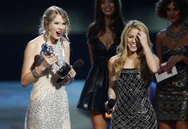 Taylor Swift e Shakira lado a lado em palco de premiação