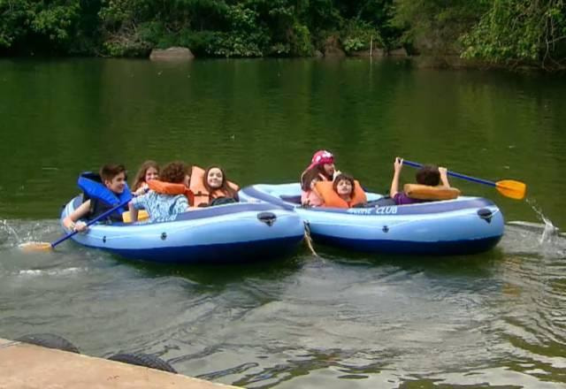 Isabela, Dóris, Téo, Matheus, Joaquim, Felipe, André e Júlia fogem em barcos