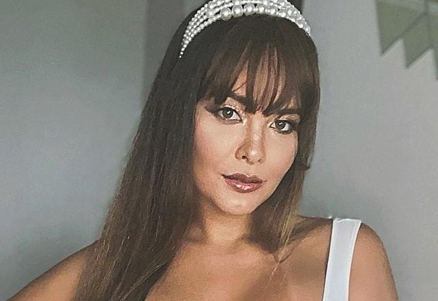 Geisy Arruda posa para foto.