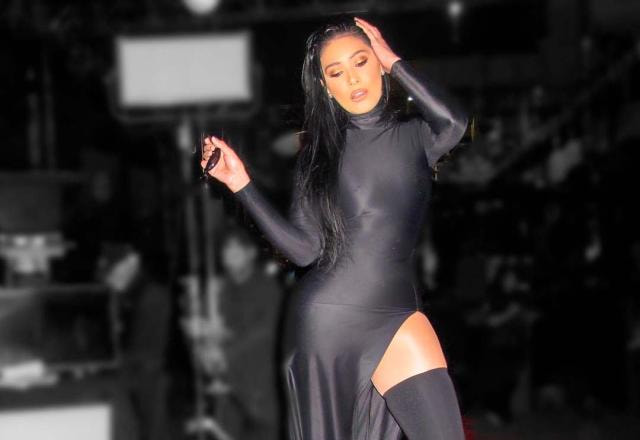 Simaria está de vestido preto de gala, com as pernas à mostra