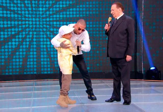 Guimê abraça o pequeno Kauan, no Palco Raul Gil