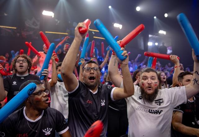 Foto da torcida presente na abertura da Primeira Etapa do CBLOL 2023 de League of Legends