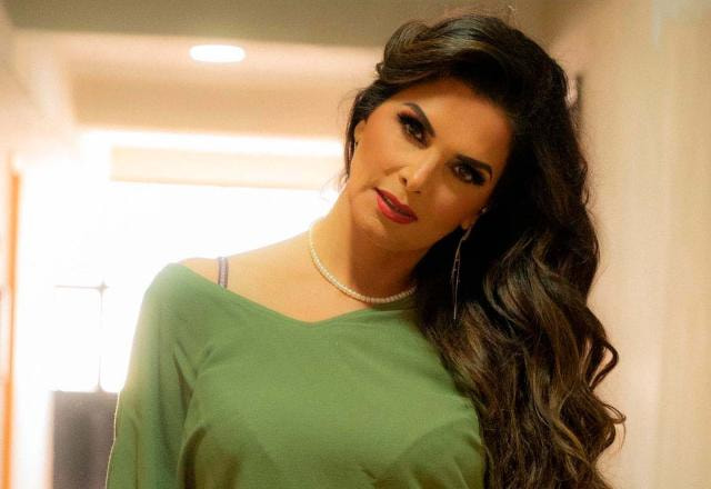 Luiza Ambiel veste uma blusa estampada em cores verdes, batom vermelho, em ensaio fotográfico