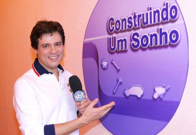 Celso Portiolli no cenário do quadro Construindo um Sonho