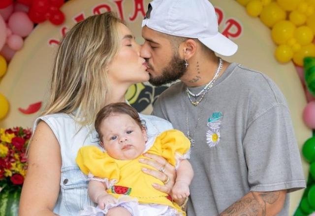 Virginia, Zé Felipe e Maria Flor posam juntos para foto.