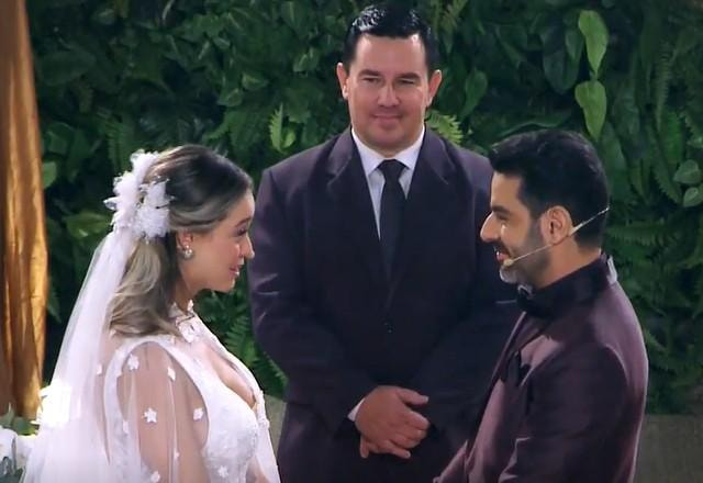 Darlisson Dutra e Marcela Munhoz se casando no Programa Eliana.