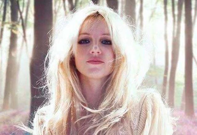 A popstar Britney Spears posa em meio à floresta