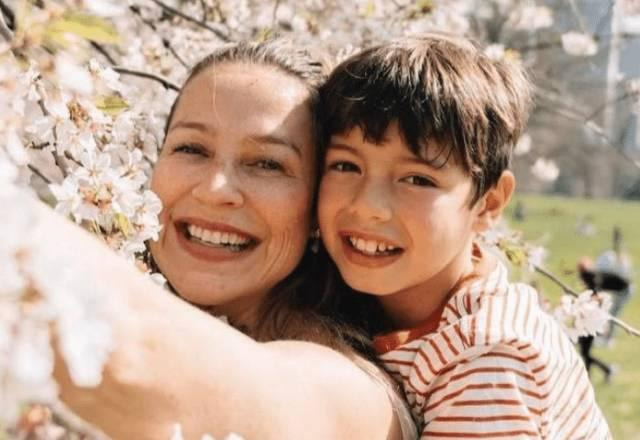 Luana Piovani e Dom tiram selfie sorrindo e abraçados