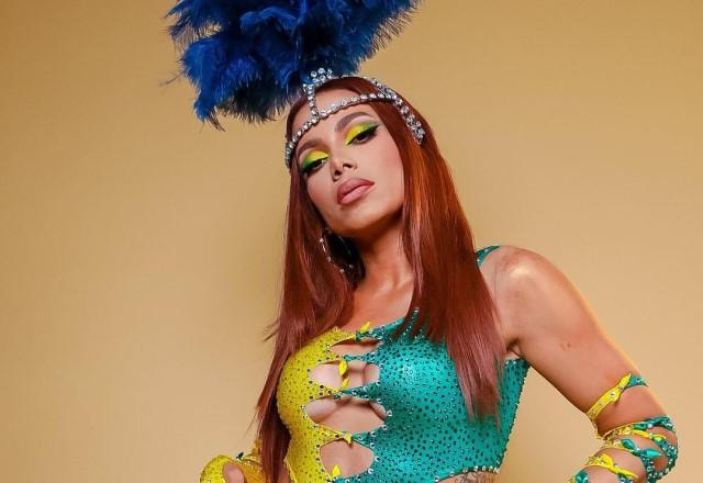 Anitta posa com roupa de Carnaval do Brasil