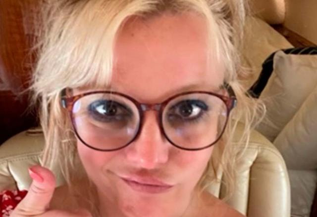 Britney Spears faz sinal de positivo com o dedo