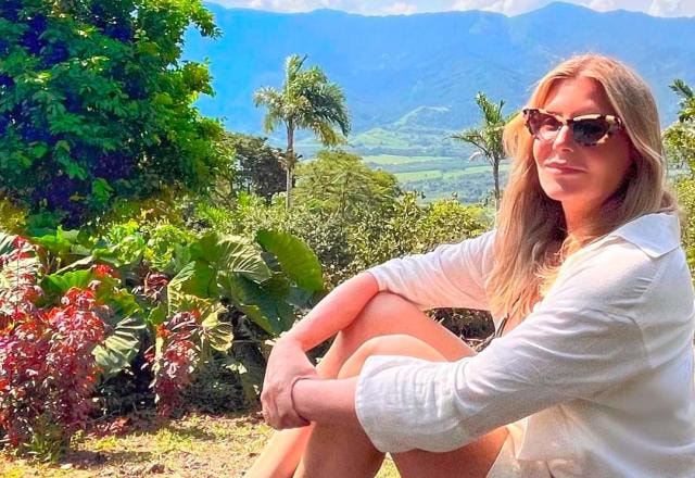 A atriz Maria Padilha curte férias na praia