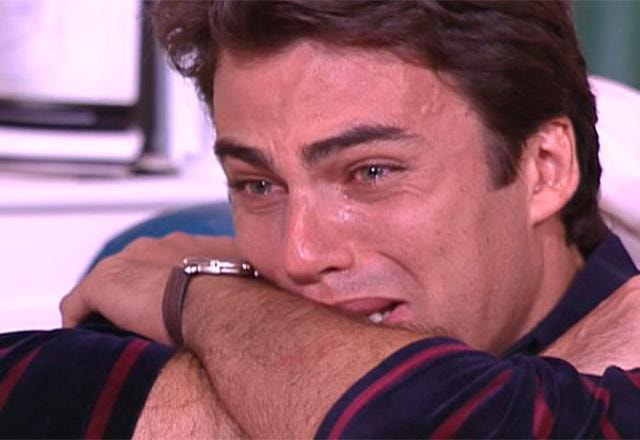 rodrigo chorando de braços cruzados