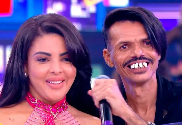 Participantes do Dez ou Mil  no palco do Programa do Ratinho.