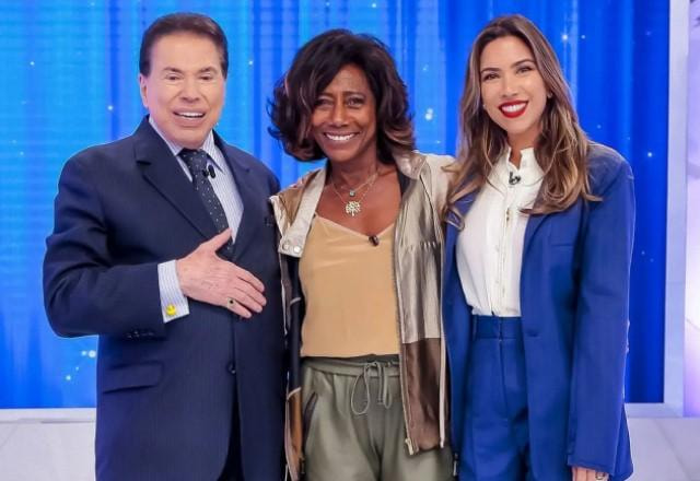 Silvio Santos, Glória Maria e Patricia Abravanel posam lado a lado no palco do Programa Silvio Santos