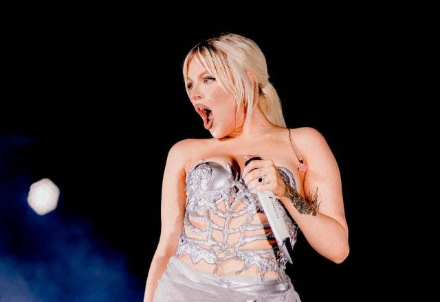Luísa Sonza de boca aberta, no palco, durante show