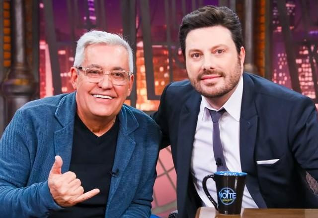 Mauro Naves e Danilo Gentili posam juntos para foto.