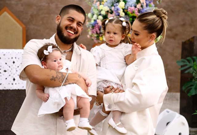 Virginia Fonseca, Zé Felipe e as filhas Maria Alice e Maria Flor posam juntos para foto.