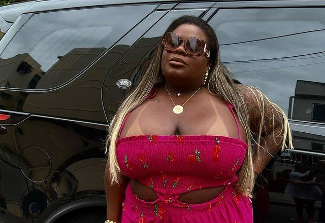 Jojo Todynho posa com look rosa em frente a carro preto