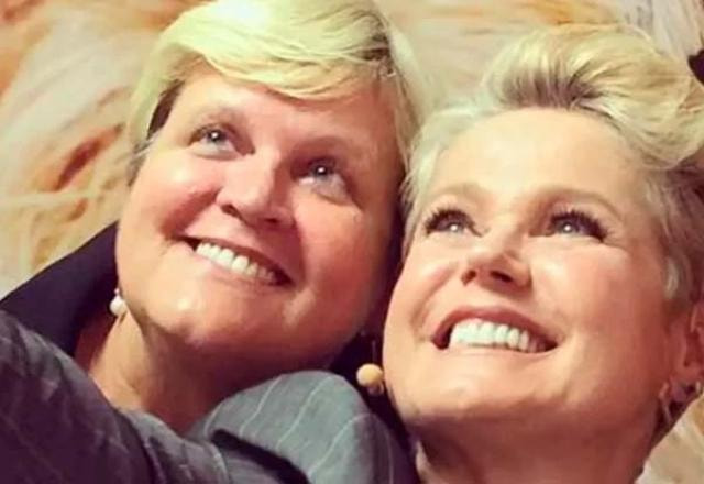 Xuxa tira selfie com o rosto colado com a irmã, Mara