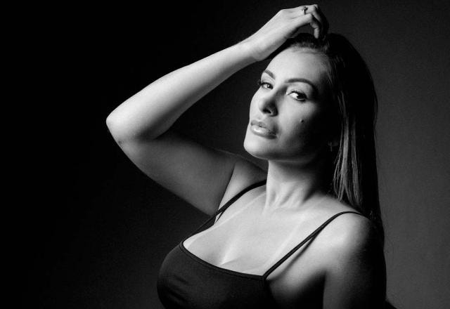 Andressa Urach em foto artística em preto e branco