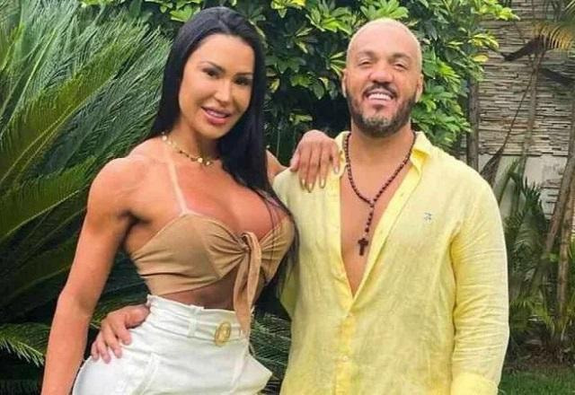 Belo e Gracyanne Barbosa posam lado a lado, sorrindo