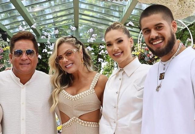 Leonardo, Poliana Rocha, Virginia Fonseca e Zé Felipe posam em batizado