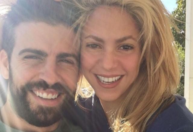 Piqué e Shakira posam para foto sorrindo