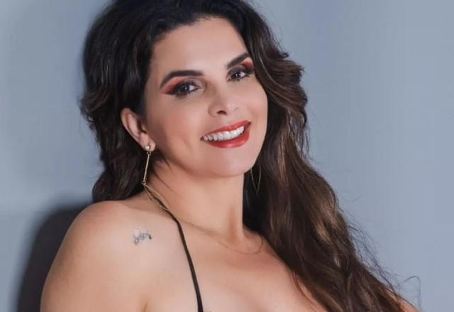 Luiza Ambiel posa de biquíni, sorrindo e encostada na parede
