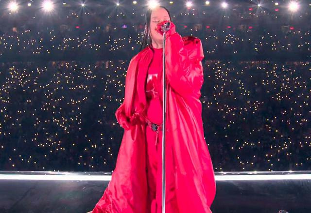 Rihanna, de vestido vermelho, na final do futebol americano