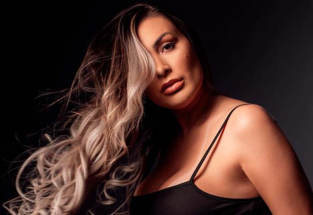 A modelo Andressa Urach posa com os cabelos esvoaçantes