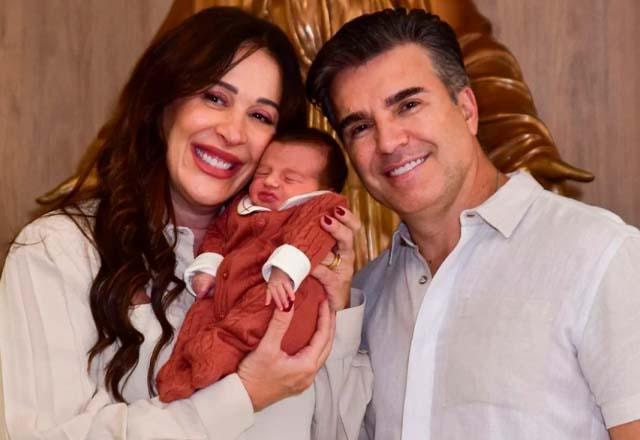 Claudia Raia, Jarbas Homem de Mello e o filho Luca posam juntos para foto.