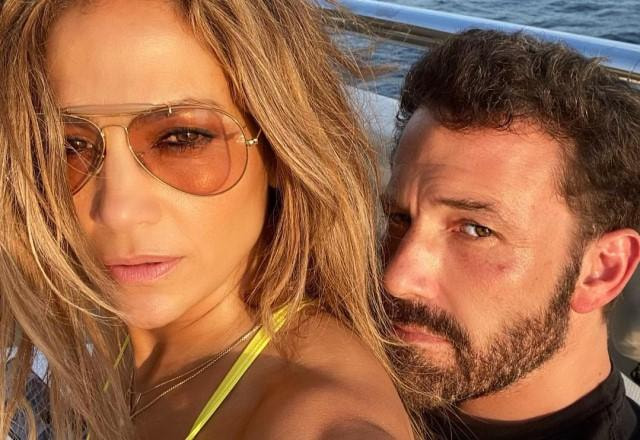 Jennifer Lopez e Ben Affleck tiram selfie durante passeio de barco