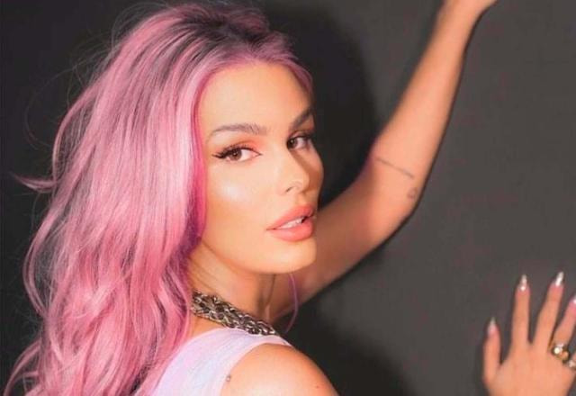 A modelo Yasmin Brunet posa de costas com cabelo rosa