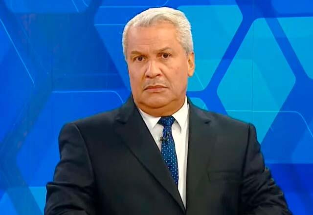 Sikêra Jr. posa para foto durante programa