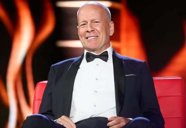 Bruce Willis, de terno, durante uma premiação de cinema