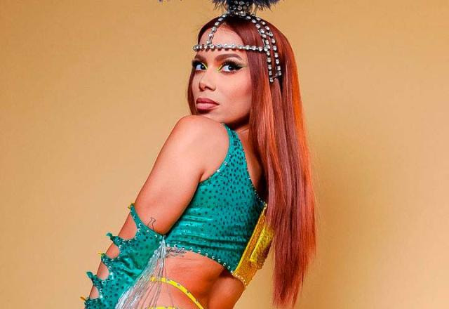 Anitta com look de Carnaval nas cores do Brasil