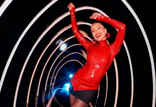 Sabrina Sato vestida de vermelho